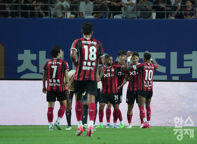 FC서울 조영욱이 31일 오후 서울월드컵경기장에서 열린 FC 바르셀로나 2025 아시아투어 에디션 1경기 FC 바로셀로나와의 경기서 추격골을 넣은 후 세리머니를 하고 있다. /최대성 기자 dpdaesung@sporbiz.co.kr 2025.07.31.