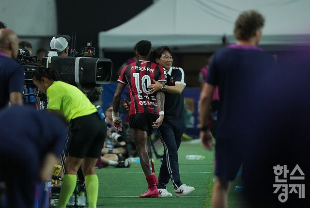 FC서울 린가드가 31일 오후 서울월드컵경기장에서 열린 FC 바르셀로나 2025 아시아투어 에디션 1경기 FC 바로셀로나와의 경기 후반전에 교체아웃되며 김기동 감독의 격려를 받고 있다. /최대성 기자 dpdaesung@sporbiz.co.kr 2025.07.31.