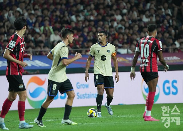 FC 바로셀로나 아로 우호가 31일 오후 서울월드컵경기장에서 열린 FC 바르셀로나 2025 아시아투어 에디션 1경기 FC서울과의 경기서 패스할 곳을 찾고 있다. /최대성 기자 dpdaesung@sporbiz.co.kr 2025.07.31.