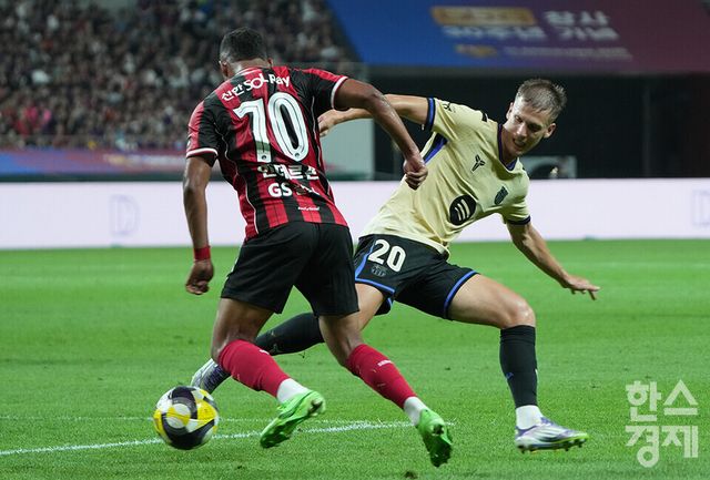 FC 바로셀로나 다니 올모가 31일 오후 서울월드컵경기장에서 열린 FC 바르셀로나 2025 아시아투어 에디션 1경기 FC서울과의 경기서 볼 경합을 벌이고 있다. /최대성 기자 dpdaesung@sporbiz.co.kr 2025.07.31.
