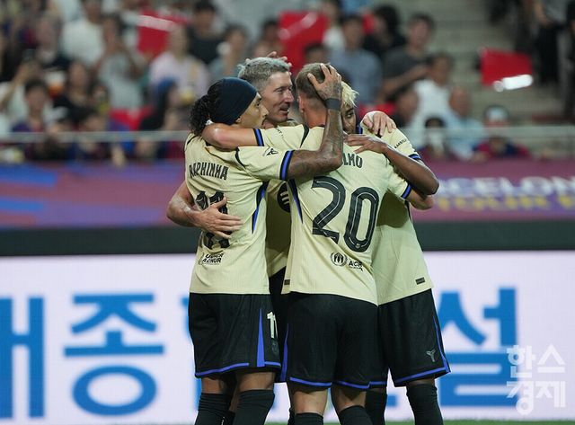 FC 바로셀로나 레반도프스키가 31일 오후 서울월드컵경기장에서 열린 FC 바르셀로나 2025 아시아투어 에디션 1경기 FC서울과의 경기서 골을 넣은 후 동료들과 세리머니를 하고 있다. /최대성 기자 dpdaesung@sporbiz.co.kr 2025.07.31.