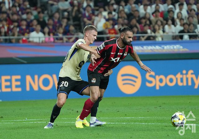 FC 바로셀로나 다니 올모가 31일 오후 서울월드컵경기장에서 열린 FC 바르셀로나 2025 아시아투어 에디션 1경기 FC서울과의 경기서 몸싸움을 벌이고 있다. /최대성 기자 dpdaesung@sporbiz.co.kr 2025.07.31.