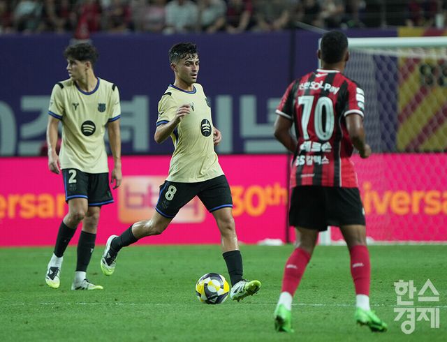 FC 바로셀로나 페드리가 31일 오후 서울월드컵경기장에서 열린 FC 바르셀로나 2025 아시아투어 에디션 1경기 FC서울과의 경기서 패스를 하고 있다. /최대성 기자 dpdaesung@sporbiz.co.kr 2025.07.31.