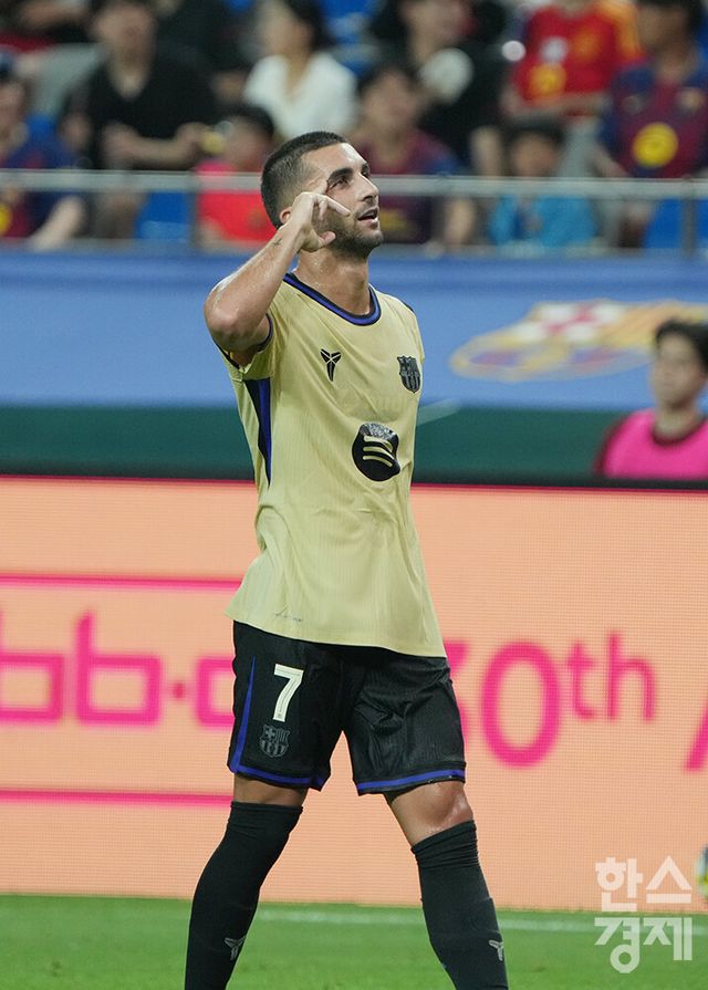 FC 바로셀로나 페란 토레스가 31일 오후 서울월드컵경기장에서 열린 FC 바르셀로나 2025 아시아투어 에디션 1경기 FC서울과의 경기서 팀의 일곱번째 골로 이어진 슈팅을 시도하고 있다. /최대성 기자 dpdaesung@sporbiz.co.kr 2025.07.31.