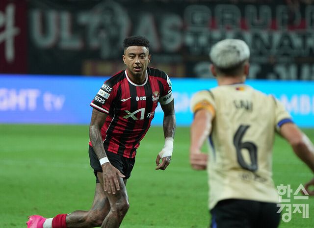 FC서울 린가드가 31일 오후 서울월드컵경기장에서 열린 FC 바르셀로나 2025 아시아투어 에디션 1경기 FC 바로셀로나와의 경기서 볼을 주시하고 있다. /최대성 기자 dpdaesung@sporbiz.co.kr 2025.07.31.