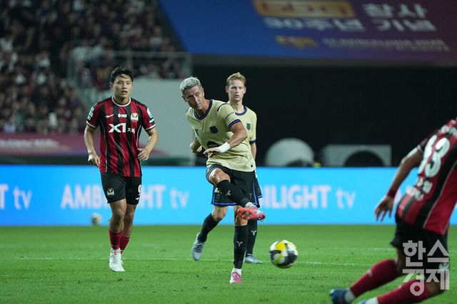 FC 바로셀로나 레반도프스키가 31일 오후 서울월드컵경기장에서 열린 FC 바르셀로나 2025 아시아투어 에디션 1경기 FC서울과의 경기서 패스를 시도하고 있다. /최대성 기자 dpdaesung@sporbiz.co.kr 2025.07.31.