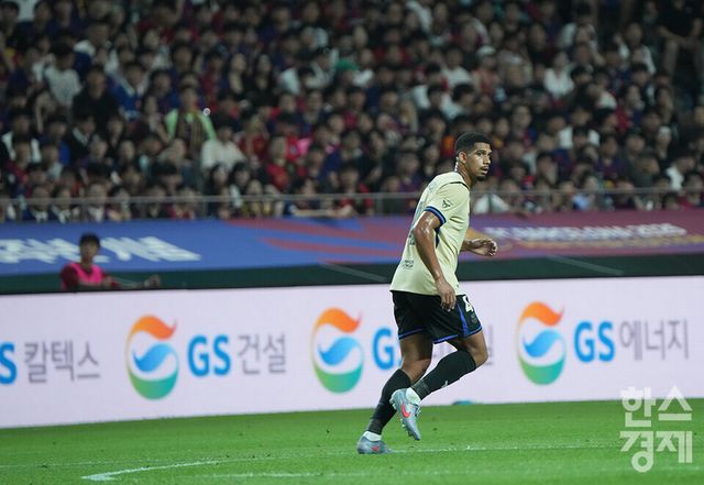 FC 바로셀로나 아로 우호가 31일 오후 서울월드컵경기장에서 열린 FC 바르셀로나 2025 아시아투어 에디션 1경기 FC서울과의 경기서 볼을 주시하고 있다. /최대성 기자 dpdaesung@sporbiz.co.kr 2025.07.31.