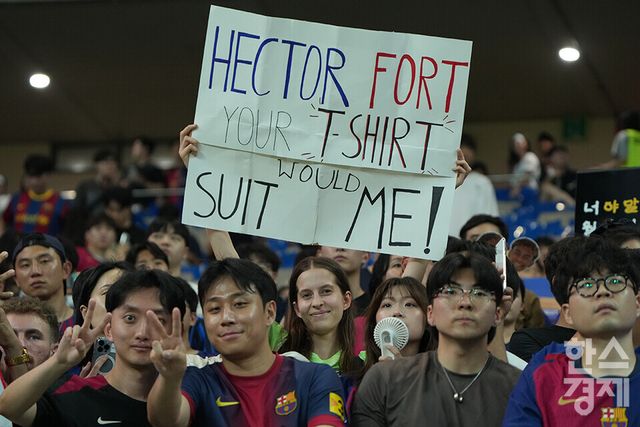 31일 오후 서울월드컵경기장에서 열린 FC 바르셀로나 2025 아시아투어 에디션 1경기 FC서울 대 FC 바로셀로나와의 경기가 종료됐다. 바르샤 팬들이 선수들을 지켜보며 환호하고 있다. 이날 경기는 바르셀로나가 7-3으로 완승했다. /최대성 기자 dpdaesung@sporbiz.co.kr 2025.07.31.