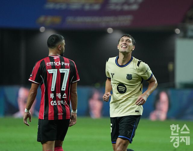 ​ FC 바로셀로나 크리스텐센이 31일 오후 서울월드컵경기장에서 열린 FC 바르셀로나 2025 아시아투어 에디션 1경기 FC서울과의 경기서 팀의 네번째 골을 넣은 후 세리머니를 하고 있다. /최대성 기자 dpdaesung@sporbiz.co.kr 2025.07.31.