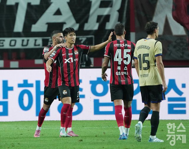 FC서울 정현민이 31일 오후 서울월드컵경기장에서 열린 FC 바르셀로나 2025 아시아투어 에디션 1경기 FC 바로셀로나와의 경기 후반전에 추격골을 넣은 후 동료들과 세리머니를 하고 있다. /최대성 기자 dpdaesung@sporbiz.co.kr 2025.07.31.