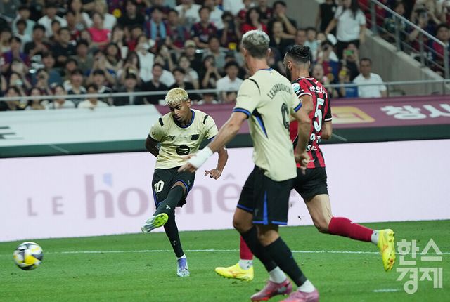 FC바르셀로나의 공격수 라민 야말(왼쪽)이 31일 서울월드컵경기장에서 열린 FC서울과 친선전에서 슈팅하고 있다. /최대성 기자