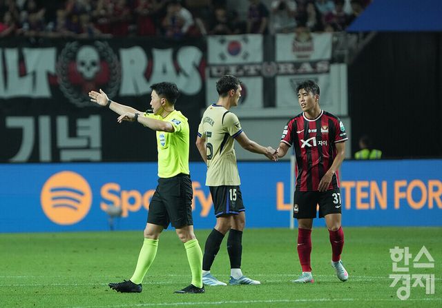 31일 오후 서울월드컵경기장에서 열린 FC 바르셀로나 2025 아시아투어 에디션 1경기 FC서울 대 FC 바로셀로나와의 경기가 종료된 후 선수들이 인사를 나누고 있다. 이날 경기는 바르셀로나가 7-3으로 완승했다. /최대성 기자 dpdaesung@sporbiz.co.kr 2025.07.31.