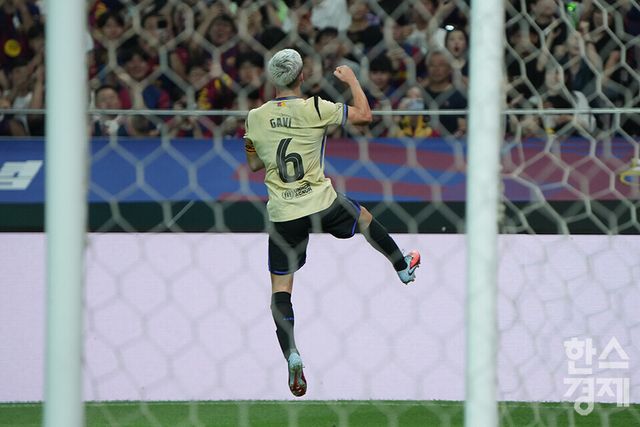 FC 바로셀로나 가비가 31일 오후 서울월드컵경기장에서 열린 FC 바르셀로나 2025 아시아투어 에디션 1경기 FC서울과의 경기서 팀의 여섯번째 골을 넣은 후 세리머니를 하고 있다. /최대성 기자 dpdaesung@sporbiz.co.kr 2025.07.31.