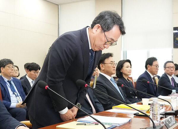 유영상 SKT 사장이 8일 오후 서울 여의도 국회에서 열린 과학기술정보방송통신위원회 전체회의에 출석해 인사하고 있다. /최대성 기자 dpdaesung@sporbiz.co.kr 2025.05.08.