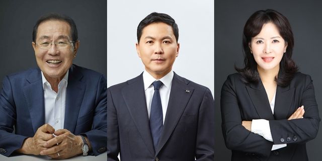 윤동한 콜마그룹 회장(왼쪽부터), 윤상현 콜마홀딩스 대표이사 부회장, 윤여원 콜마비앤에이치 대표이사./