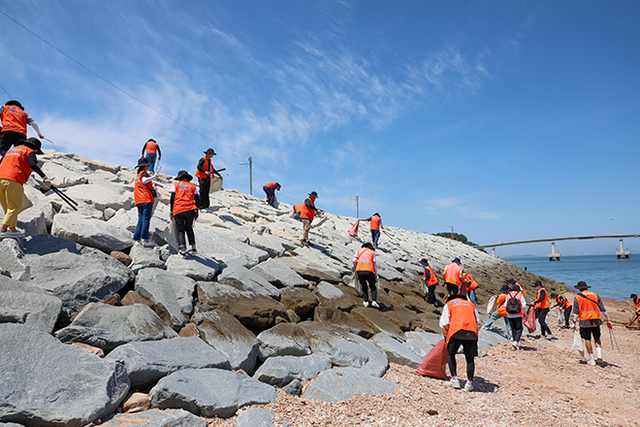 국민체육진흥공단 임직원들이 어촌마을 해안 환경정화 활동을 벌이고 있다. /국민체육진흥공단 제공