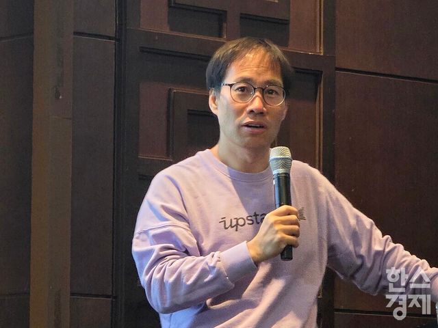 김성훈 업스테이지 대표가 미디어 데이에서 업무용 인공지능 글로벌 진출 계획과 사업 비전을 발표하고 있다./김종효 기자
