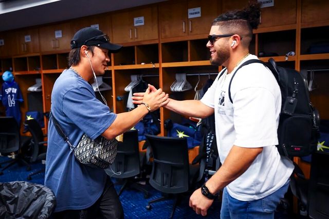 김하성(왼쪽)이 경기 전 인사하고 있다. /탬파베이 레이스 SNS 갈무리