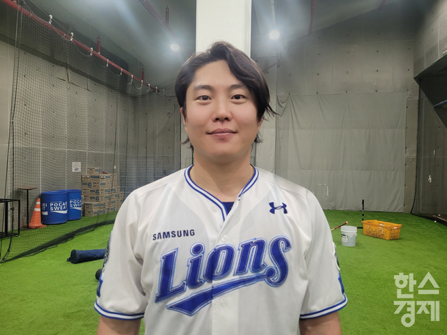 류지혁이 5일 취재진과 인터뷰 직후 포즈를 취하고 있다. /신희재 기자