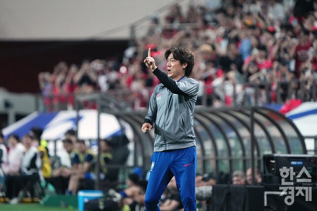 대한민국 홍명보 감독이 10일 오후 서울월드컵경기장에서 열린 2026 FIFA 북중미 월드컵 아시아 3차 예선 B조 10차전 쿠웨이트와의 경기 후반전, 선수들에게 작전 지시를 하고 있다. /상암=최대성 기자
