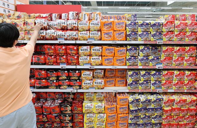 라면 판매대. /연합뉴스