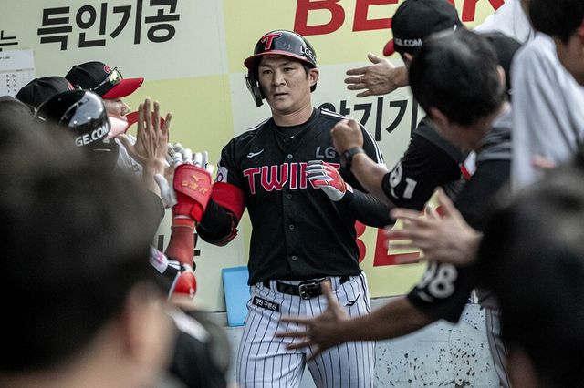 오지환이 5회 초 홈런을 기록한 뒤 더그아웃에서 동료들과 하이파이브하고 있다. /LG 트윈스 제공