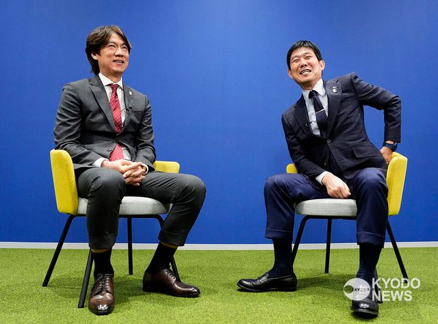 홍명보 한국 축구 대표팀 감독(왼쪽)과 일본의 모리야스 하지메 일본 축구 대표팀 감독이 지난 달 26일 일본 지바현 일본축구협회(JFA) 드림필드에서 양국 수교 60주년을 기념한 특별 대담을 하고 있다. /연합뉴스