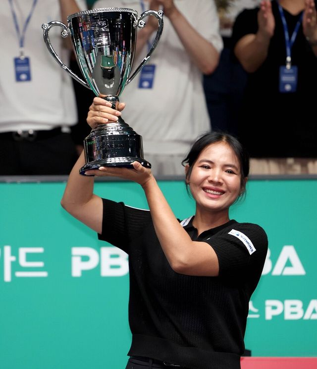 스롱 피아비가 '하나카드 LPBA 챔피언십' 우승 직후 트로피를 들고 기념 촬영하고 있다. /LPBA 제공