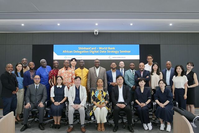 지난 3일 신한카드 본사에서 열린 세미나에 참석한 박창석 신한카드 전략사업그룹장(첫 번째 줄 오른쪽에서 세 번째), 막스 릭시(Marc Lixi) 세계은행 디지털 개발국장(마지막 줄 오른쪽에서 두 번째)를 포함한 서아프리카 7개국 정부 대표단이 기념사진을 촬영하고 있다. / 신한카드 제공