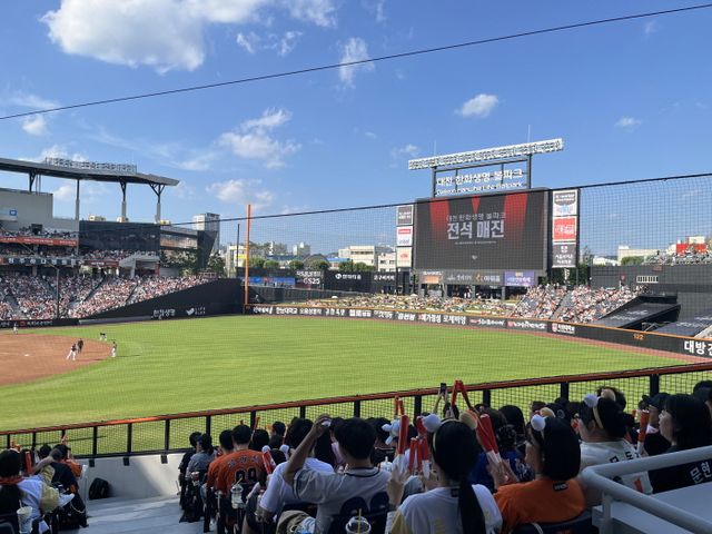 성화정보텍이 대전 한화생명 볼파크에 키오스크와 QR오더 시스템을 제공한다./성화정보텍