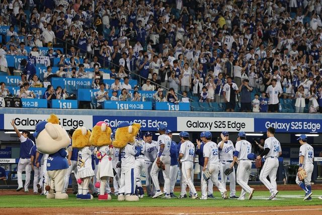 삼성 라이온즈 선수단이 승리 후 홈팬들 앞에서 세리머니하고 있다. /삼성 라이온즈 제공