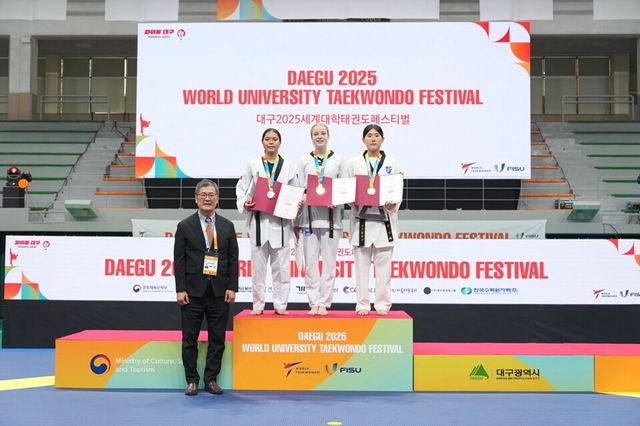 가브리엘라(왼쪽 세 번째)가 시상대에서 금메달을 목에 걸고 기념 촬영하고 있다. /대구2025세계대학태권도페스티벌 조직위원회 제공