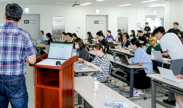 천재교육·천재교과서가 개최한 AI융합과학교육 워크숍 현장./천재교육