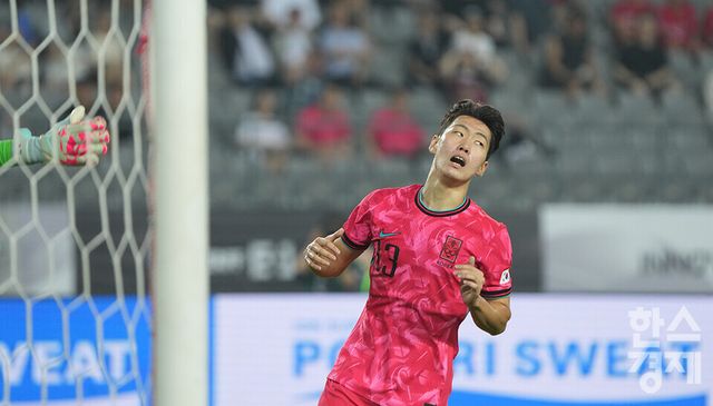 한국 축구 대표팀 강상윤이 7일 오후 경기도 용인미르스타디움에서 열린 2025 동아시아축구연맹(EAFF) E-1 풋볼 챔피언십 중국과의 개막 경기서 득점 찬스를 놓친 후 아쉬워하고 있다. /용인=최대성 기자 dpdaesung@sporbiz.co.kr 2025.07.07.