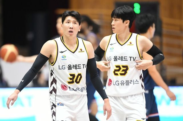 두경민(왼쪽)과 전성현. /KBL 제공