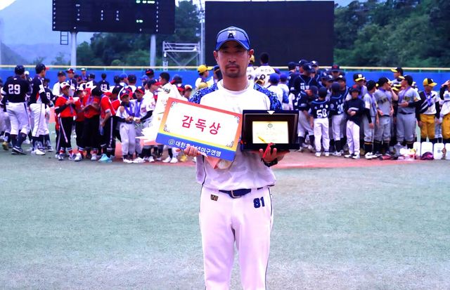 제5회 횡성군수배 전국유소년야구대회서 감독상을 수상한 정선기 감독. /대한유소년야구연맹 제공