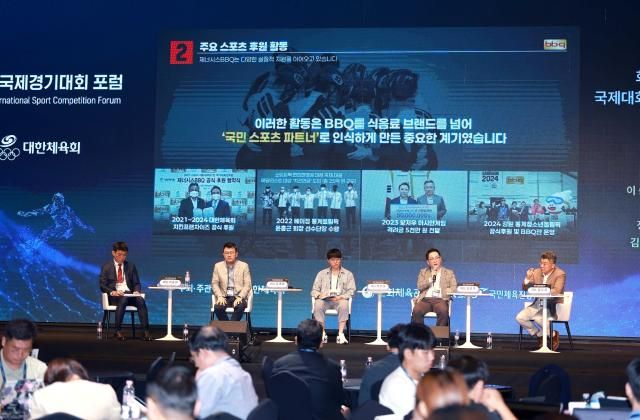 이승환 대한축구협회 대외협력실 국내팀장(왼쪽부터), 최경환 대한양궁협회 사무처장, 정민규 SK텔레콤 스포츠기획팀 부장, 김성우 제너시스BBQ그룹 경영전략실장, 김도균 경희대학교 교수가 제7회 국제경기대회 포럼에서 토론을 진행하고 있다. /대한체육회 제공
