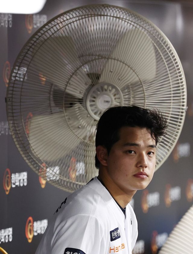 한화 이글스 문동주가 더그아웃 선풍기 앞에서 더위를 식히고 있다. /연합뉴스