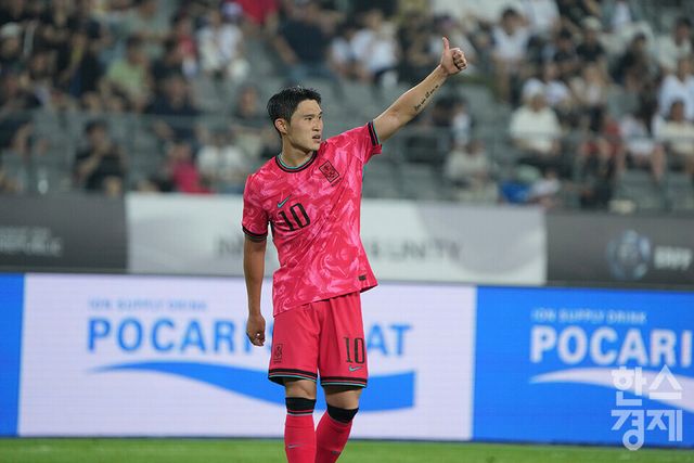 한국 축구 대표팀 미드필더 이동경이 7일 오후 경기도 용인미르스타디움에서 열린 2025 동아시아축구연맹(EAFF) E-1 풋볼 챔피언십 중국과의 개막 경기서 득점 찬스를 놓친 후 패스를 넣어준 동료 선수에게 엄지를 들어보이고 있다. /용인=최대성 기자