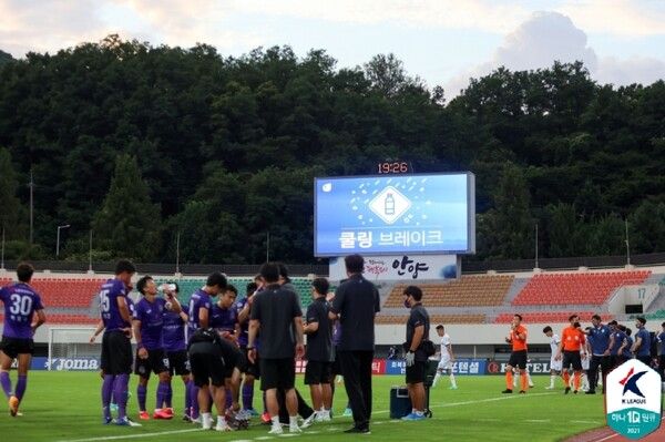 2021년 7월 18일 FC안양과 대전 하나시티즌 경기에서 선수들이 쿨링 브레이크 시간을 활용하고 있다. /K리그 제공