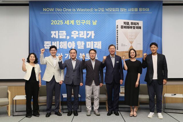 김창범 한경협 부회장을 비롯한 주요 인사들이 9일 FKI타워 컨퍼런스센터에서 열린 '지금, 우리가 준비해야 할 미래' 출간 기념 북토크에 참석해 기념촬영을 하고 있다./한경협&nbsp;