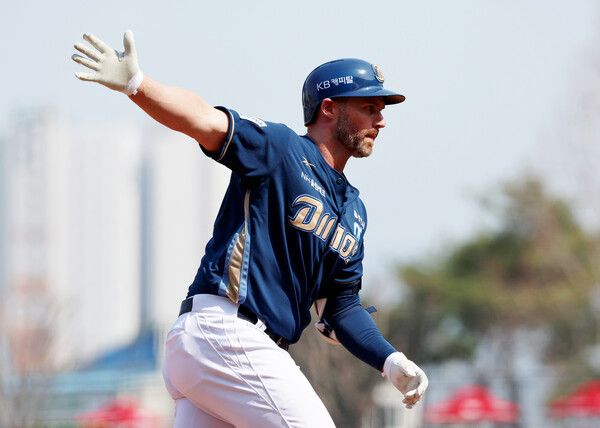 데이비슨이 홈런을 치고 3루를 돌며 세리머니하고 있다. /연합뉴스