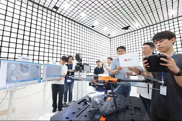 인천 송도 RAPA IoT기술지원센터에서 LG유플러스 직원들이 레드캡 기술로 연결된 드론을 시험하고 있다./LG유플러스&nbsp;