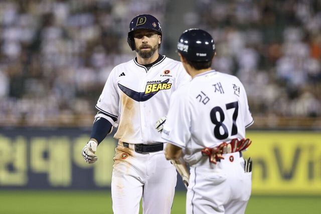 케이브가 김재현 작전코치와 이야기를 나누고 있다. /두산 베어스 제공