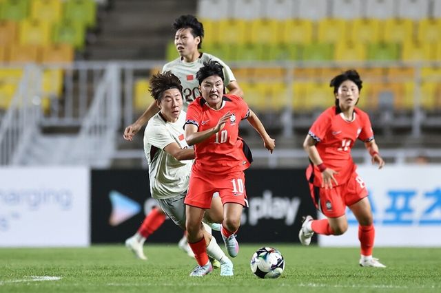 지소연(가운데)이 돌파를 시도하고 있다. /연합뉴스