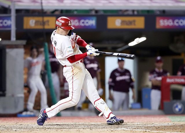 김성욱이 7월 30일 키움전에서 동점 적시타를 날리고 있다. /SSG 랜더스 제공