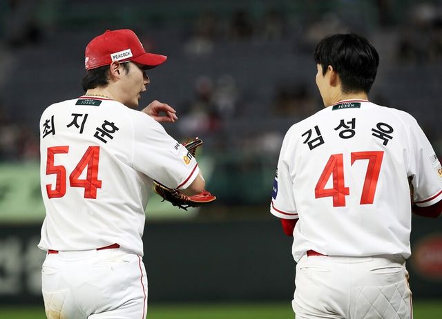 중견수 최지훈(왼쪽)과 우익수 김성욱이 외야 수비에 나서고 있다. /SSG 랜더스 제공