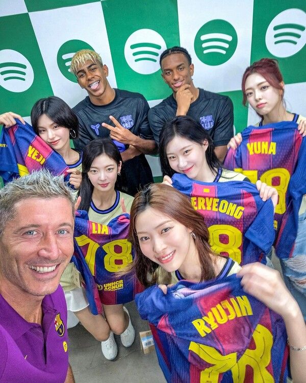 셀카 찍은 있지와 로베르트 레반도프스키, 라민 야말, 알레한드로 발데. /FC 바르셀로나 페이스북