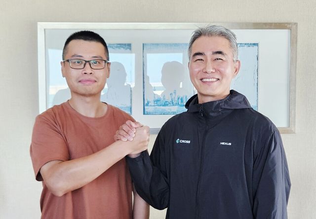 넥써쓰 장현국 대표(오른쪽)와 첸거가 기념 사진을 촬영하고 있다. /사진=넥써쓰