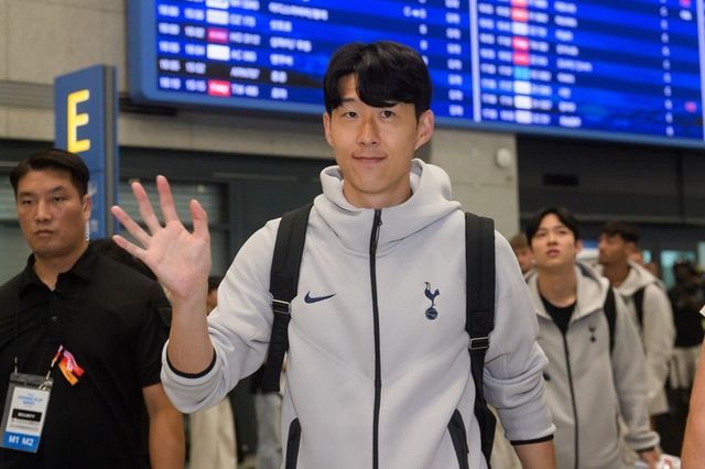 손흥민이 1일 인천국제공항에서 팬들을 향해 손을 흔들어 보이고 있다. /쿠팡플레이 제공